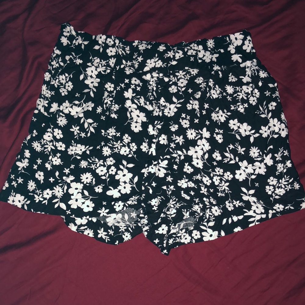 Black and White Woman Flower Shorts